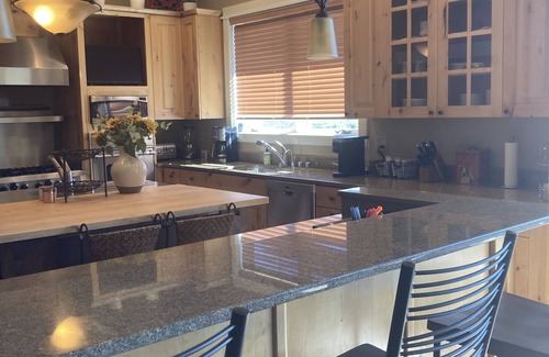 Gallatin Gateway Condo | Spacious Condo on Golf Course & Creek w/hot tub