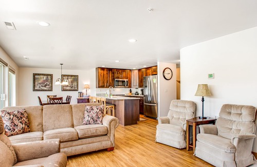 Chelan Condo | Spacious condo with pool - across from Don Morse City Park & lake access