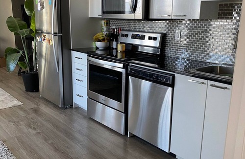 Wexford Condo | SPACIOUS CONDO WITH VIEW OF CITY. POOL.GYM.HOT TUB.SLEEPS 4