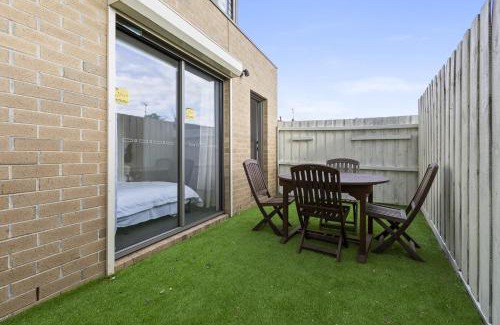Corio House | Spacious Corio Townhouse Near Ferry & Waterfront