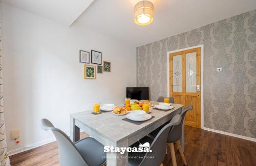 Broadheath House | Spacious Cosy Cove With Large Driveway And Garden