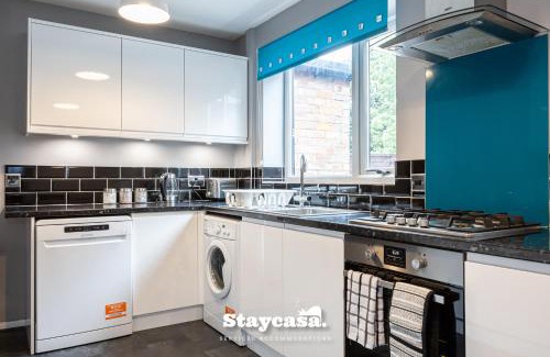 Broadheath House | Spacious Cosy Cove With Large Driveway And Garden