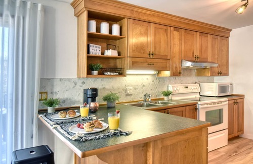 La Macaza House | Spacious cottage in forest, with spa + lake access