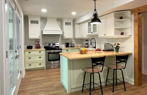 Gravenhurst House | Spacious cottage on Muskoka Lake with private dock