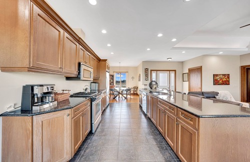 Kingsville House | Spacious country lot, minutes from downtown Kingsville !