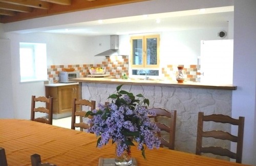 Chirassimont Cottage | Spacious Countryside Retreat: 6 Bedrooms, Fireplace, Pet-Friendly, Near Lyon and Roanne