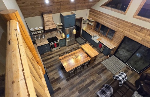 Westerose Cabin | Spacious & cozy 5-bedroom lakeview cabin on Pigeon Lake