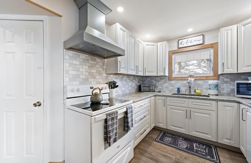 Jim Thorpe House | Spacious-Cozy Cabin-Jim Thorpe-Sauna-Game Room-Fireplace-Pool-Lake-Beach-Slopes
