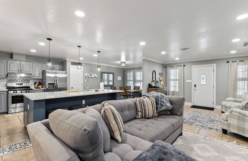 Kreole House | Spacious, cozy retreat, close to beaches, shopping, food & fun @ the Gulf Coastn