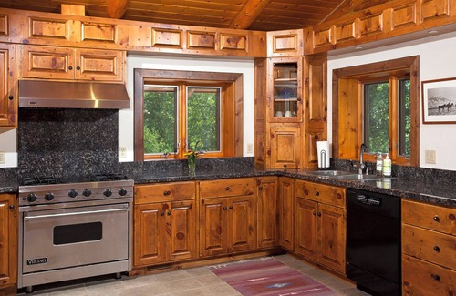 Emigrant House | Spacious Creekside Lodge in Emigrant - 20 minutes to Yellowstone Entrance!