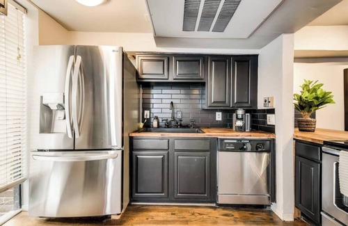Old East Dallas Condo | Spacious Dallas loft with fireplace, pool, and luxury amenities near Downtown.