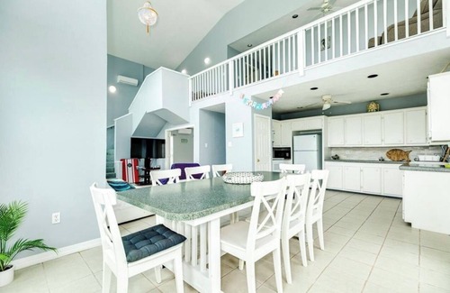 Freeport House | Spacious deck 5-bedroom home in Freeport with WiFi, 3 full baths sits on canal.