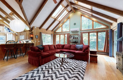 Forest Farms House | Spacious dog-friendly home, fireplace, firepit, sauna, jet tub, decks, wifi