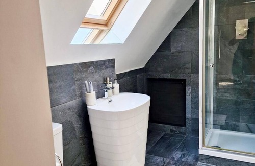 Wokingham House | Spacious Double Bed Room Ensuite & Onsite Parking - Only suitable for one guest