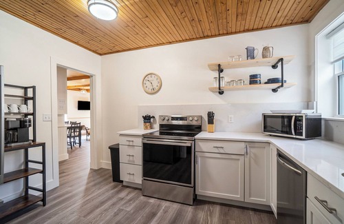 Douglas Apartment | Spacious downtown apartment with parking