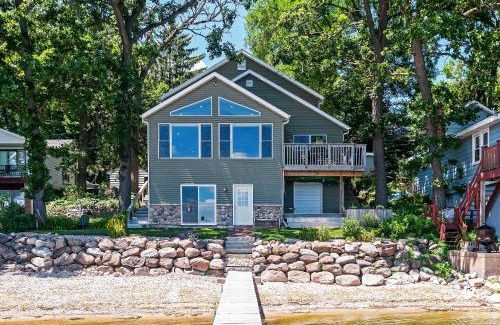 Lake Koshkonong House | Spacious Edgerton Home with Private Beach and Views!
