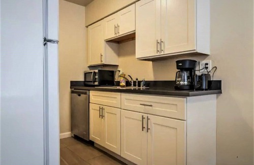 Santa Clara Apartment | Spacious Executive Suite in Silicon Valley!