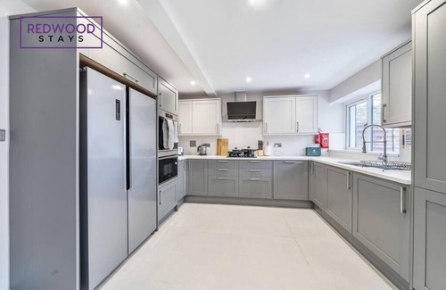 Rushmoor District House | Spacious Family, Contractor Home, FREE Parking