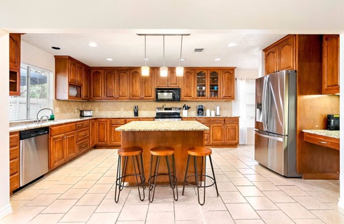 North San Antonio - SAT House | Spacious Family Friendly Pool House Sleeps 10 ppl!