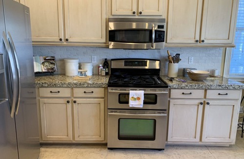 Kyle House | Spacious Family - Friendly Home Near Wedding Venues and Plum Creek Golf Course.