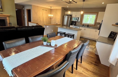 Flesherton House | Spacious Family getaway at Lake Eugenia