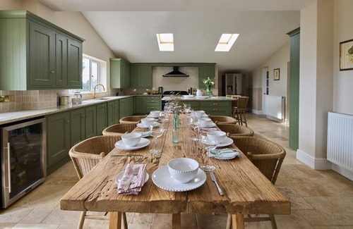 East Knoyle House | Spacious Family Home with stunning, expansive view