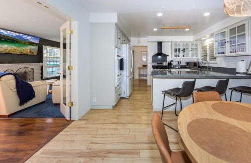 Ventura House | Spacious Family Home 10 minutes from beach