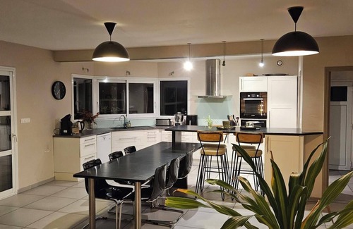 Treflez House | Spacious family home - land and sea views - quiet, close to beaches. 8 p.