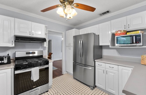 Mobile House | Spacious Family Home—Midtown Mobile; Huge Backyard; Pet friendly