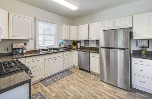Downtown House | Spacious Family Home w/Yard in Dtwn Hampton!