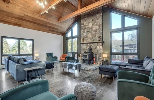 South Blooming Grove House | Spacious Family Oasis ~ Heated Pool ~ Hot Tub~ Backyard