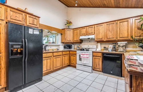 Guildford House | Spacious Family Room with Attached Bathroom