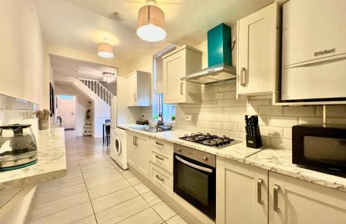 Coventry Apartment | Spacious Family Stay, Cosy & Modern, 2 Bedroom, WiFi, Parking, Garden