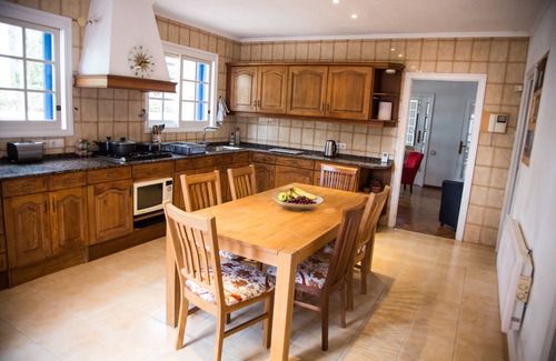 La Canyada dels Pins Villa | Spacious Family Villa in Quiet Valencia Suburb - License VT-36034-V
