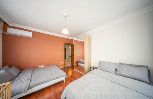 Gumussuyu Mahallesi Apartment | Spacious Flat, 4BR, 4ACs, 3 min walk from Taksim