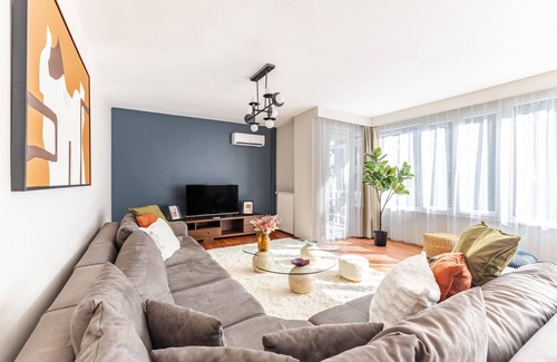 Caddebostan Mahallesi Apartment | Spacious Flat w Balcony 3 min to Bagdat Ave