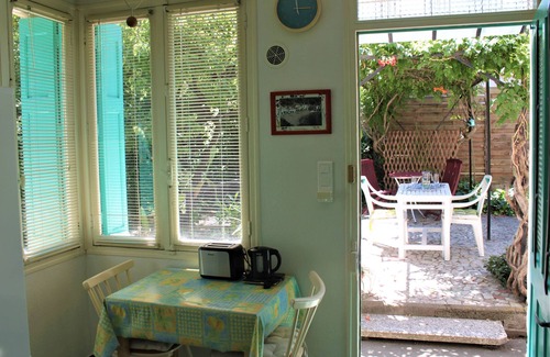 Ceret Apartment | Spacious flat with secluded garden in historic town between sea and mountains