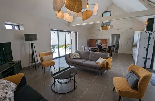 Huisseau-sur-Mauves Cottage | Spacious Gîte with Garden & Modern Decor in Scenic Centre Val de Loire