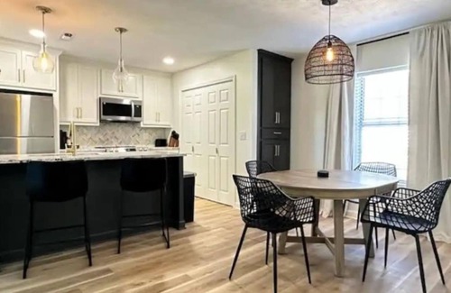 Mayhew House | Spacious Golf Retreat with Sunset Views