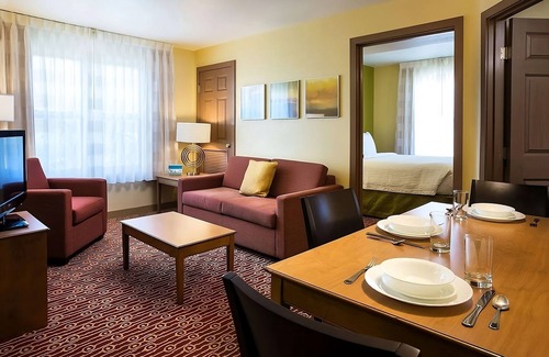 Shea Business Park Hotel | Spacious Good-Value Accommodation! 2 Convenient Units, Outdoor Pool