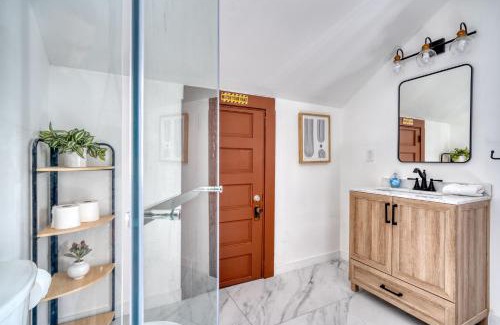 Kerns House | Spacious Group Retreat - 5BR - Sleeps 12