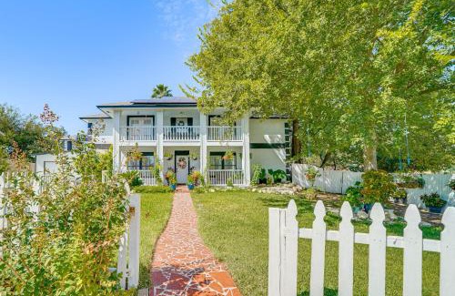 Heritage Villa | Spacious Group Retreat 15 Mi to Dtwn San Antonio!