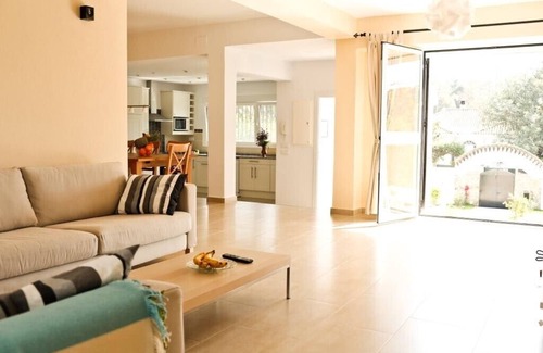 Conil de la Frontera House | Spacious house with swimming pool, Wi-Fi and a beautiful garden near the beach