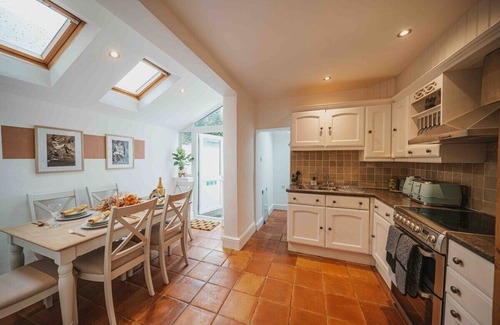 Cirencester House | Spacious Heart of town w/garden WiFi Smart TV