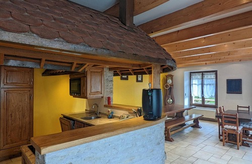 Beaumotte-Aubertans Cottage | Spacious house with pool, spa, and parking near Besançon