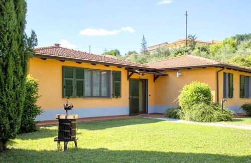 Montebello di Mezzo House | Spacious Holiday Home in Bolano with shared Pool