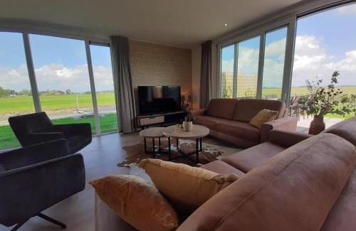 Leons House | Spacious holiday home in Leons with garden