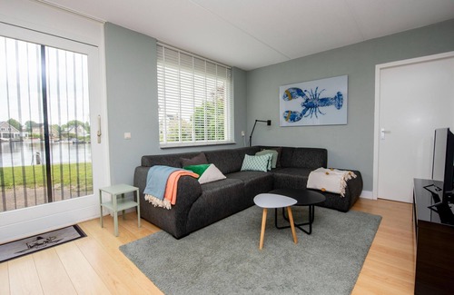 Terherne House | spacious holiday home with private jetty