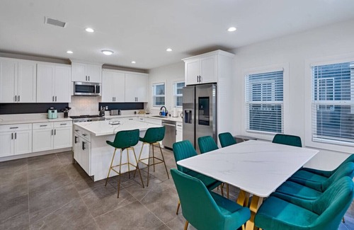 Wilshire House | Spacious Hollywood Home | Minion Room & Pickleball