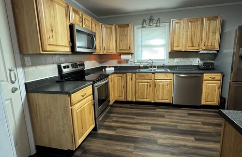 Marshall House | Spacious home, 5 mins to Missouri Valley College